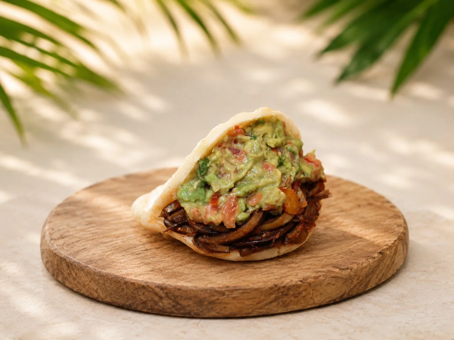 Arepa Vegan Beef con cáscara de plátano sazonada y guacamole.
