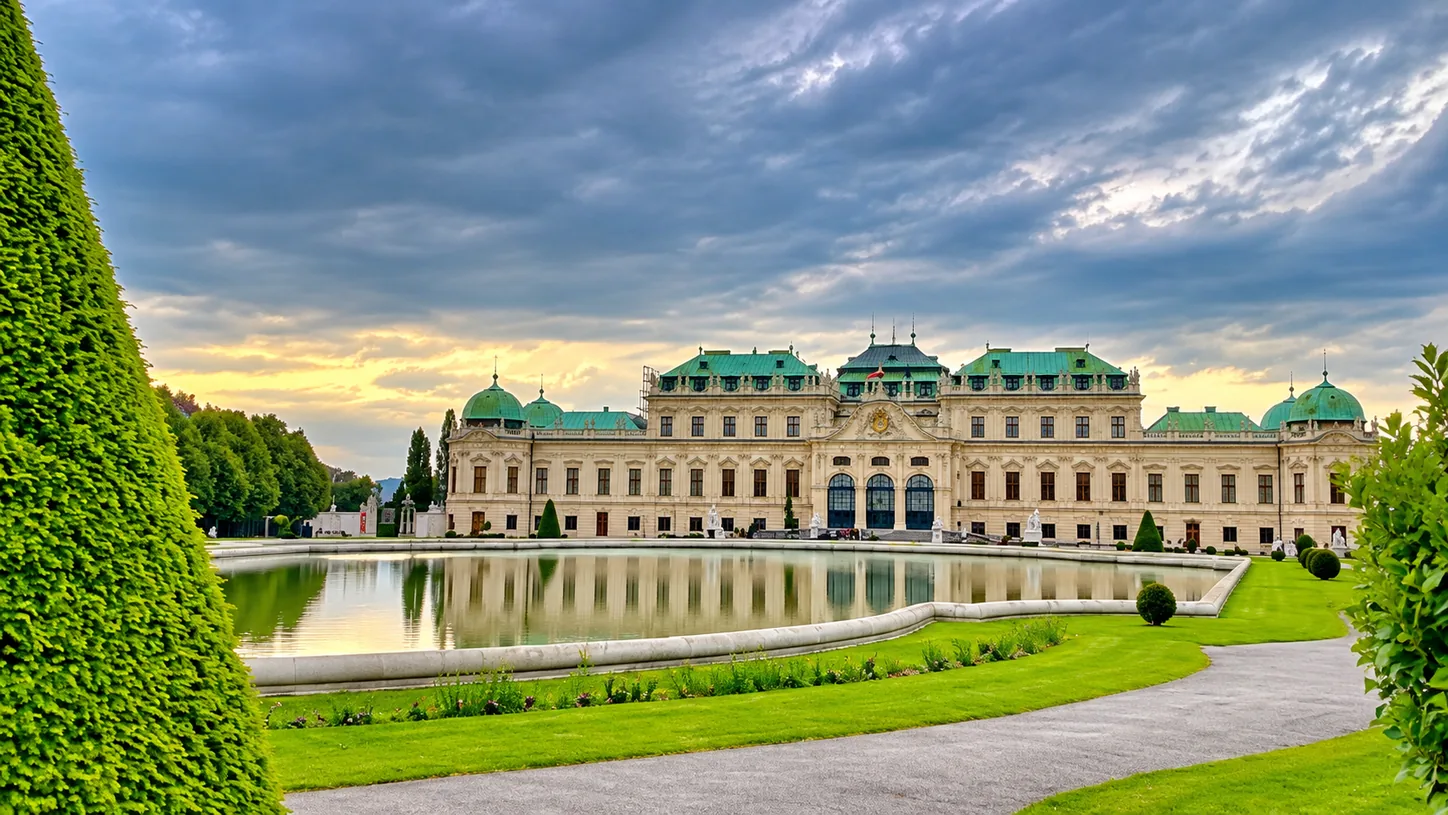 Das Obere Belvedere spiegelt sich bei Abendlicht im Wasserbecken